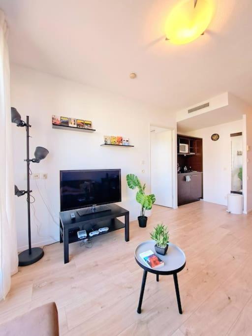 Le Valmy: Appartement Lumineux Au Pied Du Metro Lyon Extérieur photo