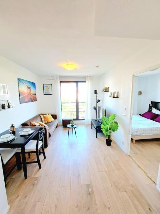Le Valmy: Appartement Lumineux Au Pied Du Metro Lyon Extérieur photo