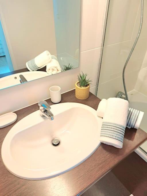 Le Valmy: Appartement Lumineux Au Pied Du Metro Lyon Extérieur photo